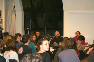 Thierry Caron (à gauche) et Laurence Bagot (à droite) entourent Marc Mentré, animateur du débat.